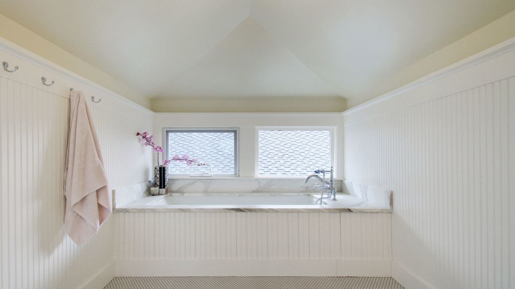 Dachgeschoss-Badewanne mit Perlwand