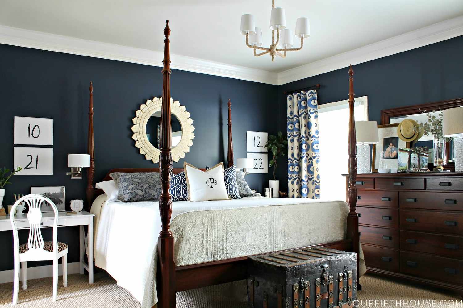 Schlafzimmer mit dunkelblauen Wänden.