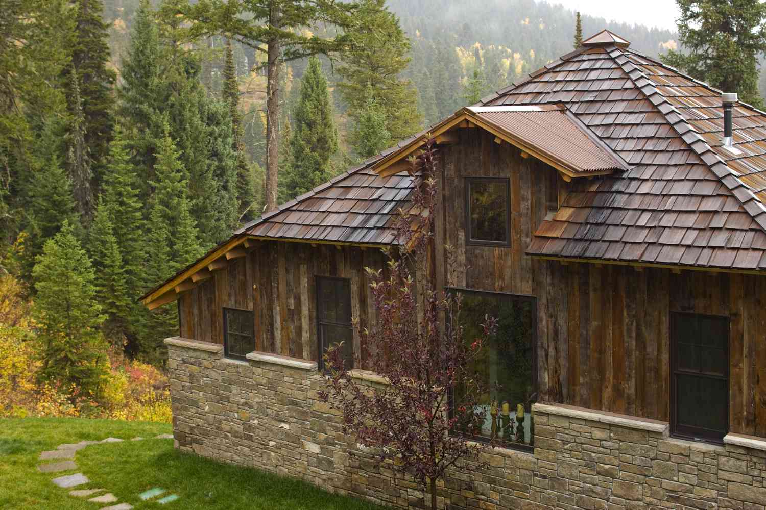 geschindelte Hütte im Wald ist wirklich ein Neubau