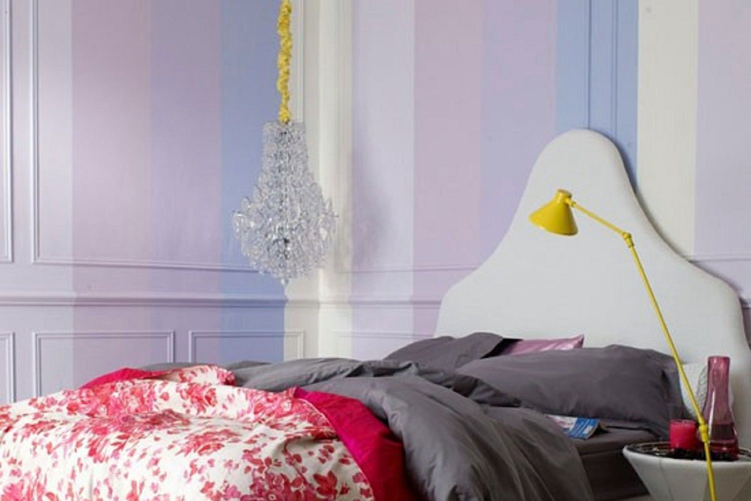 Lavendelfarbene Ombre-Wände kennzeichnen das Schlafzimmer in verschiedenen Schattierungen