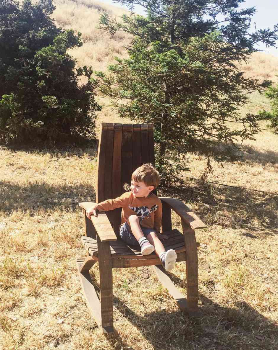 una silla hecha con un barril viejo