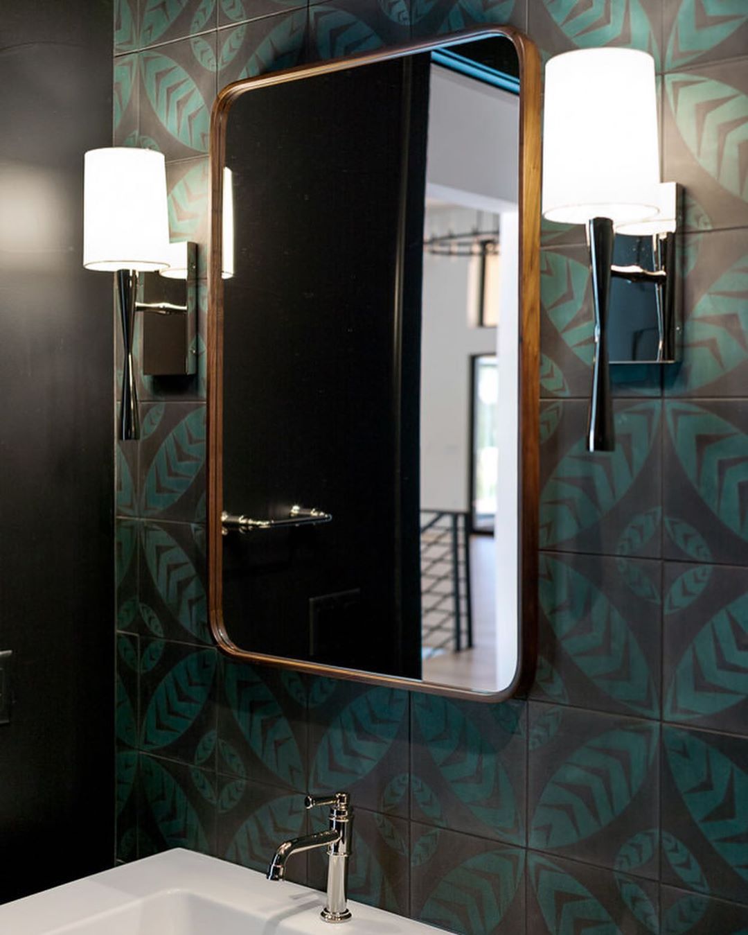 Salle de bain avec carreaux de feuilles