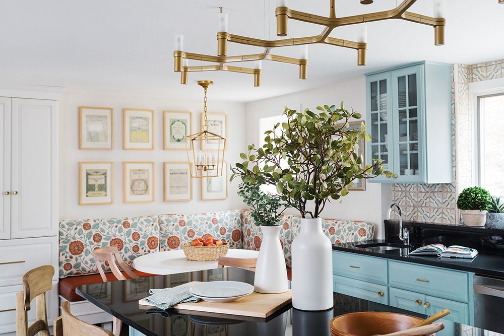Cozinha azul contemporânea projetada por Twelve Chairs Boston