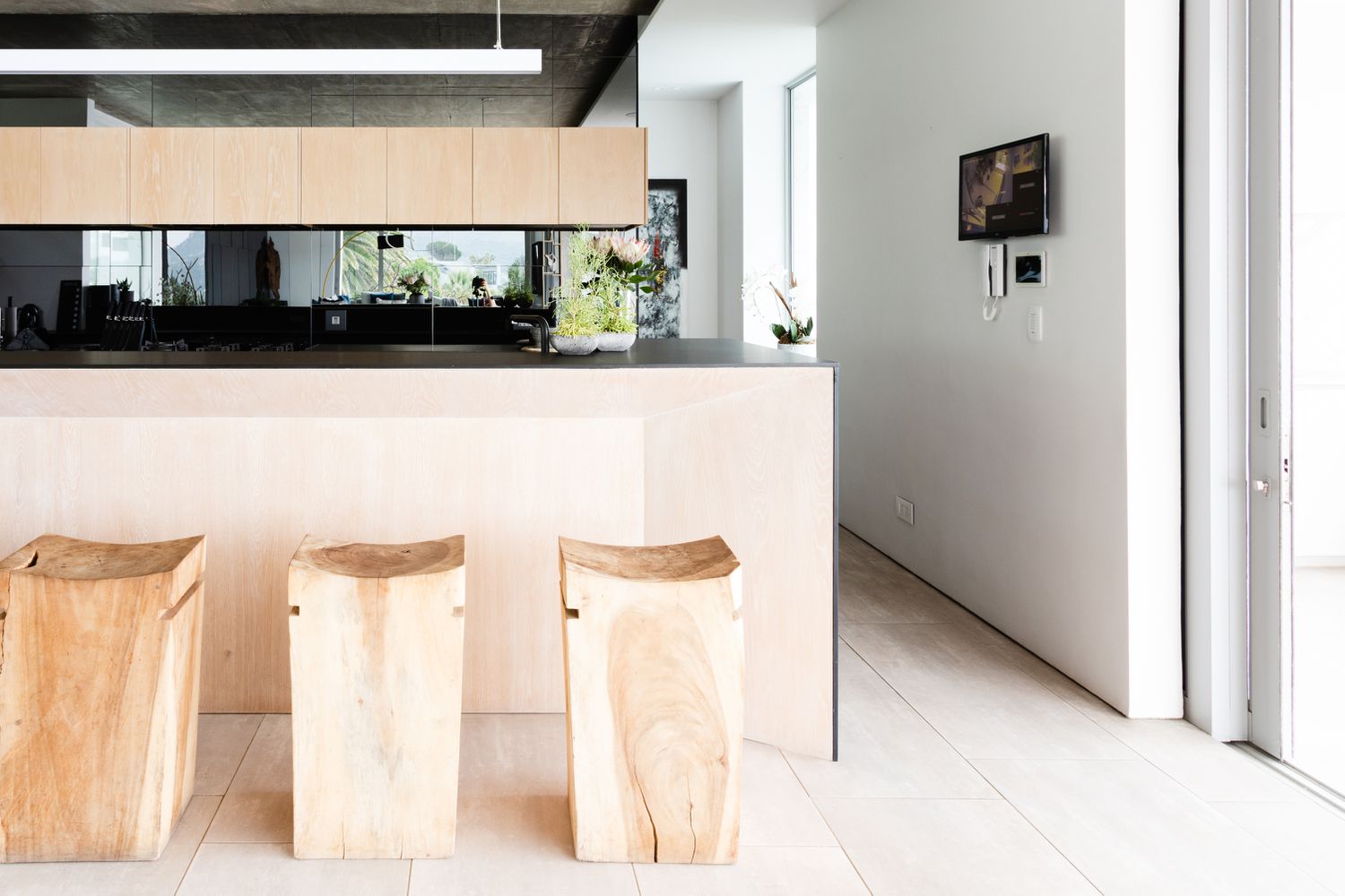 ilha de cozinha minimalista com luz natural abundante