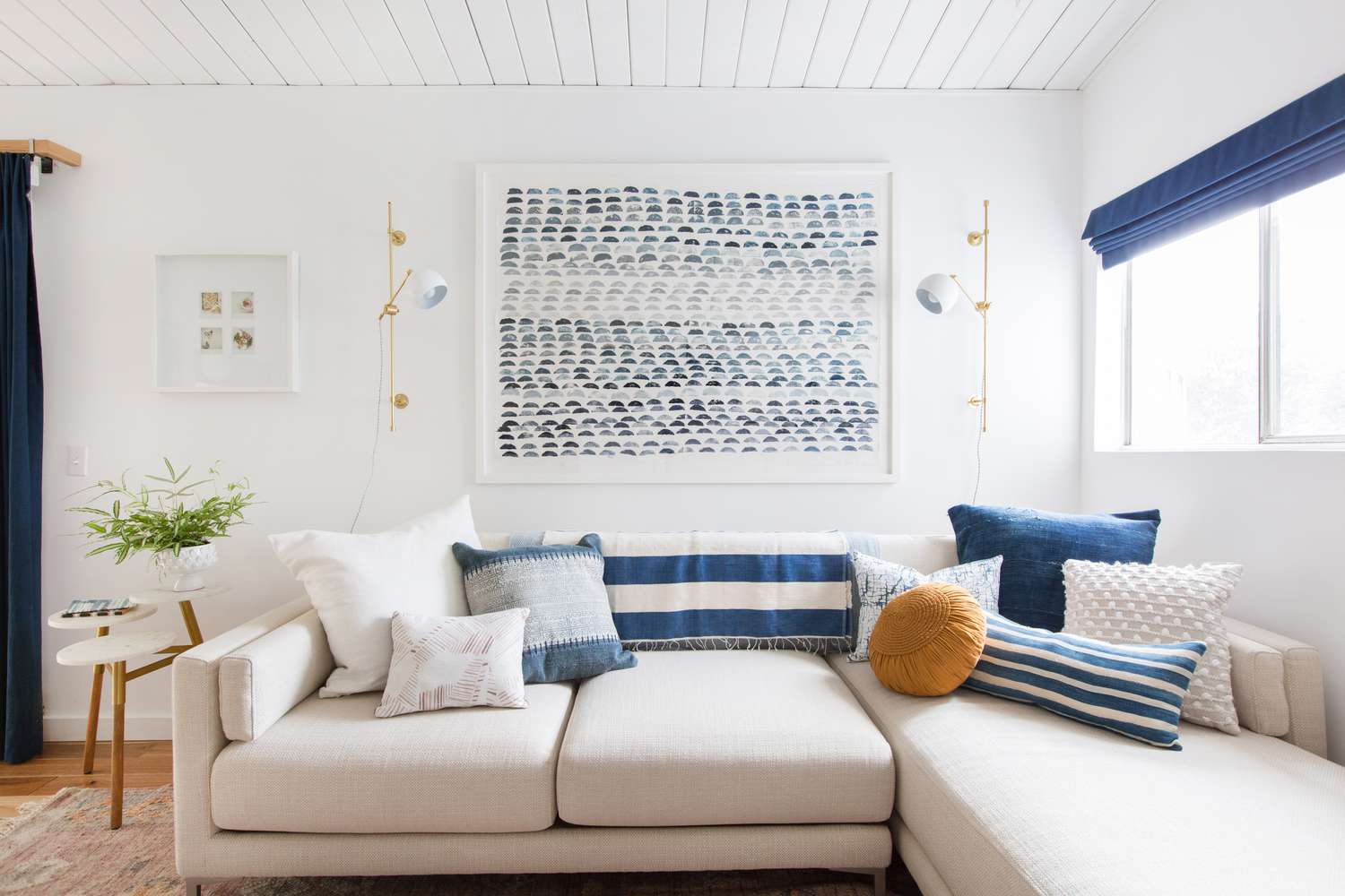 Paleta azul e neutra em uma sala de estar