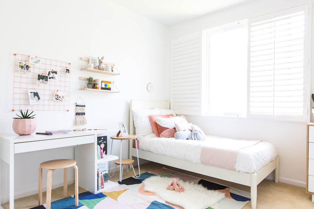 quarto de menina com espaço de trabalho dedicado