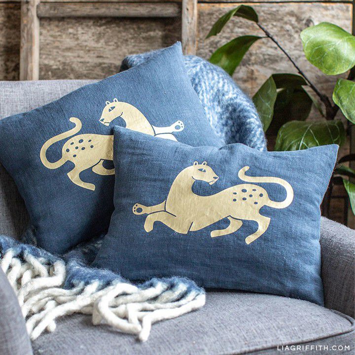 Dos almohadas con fundas azules DIY con calcomanía blanca de animales