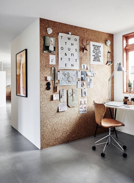 parede de cortiça home office com decorações