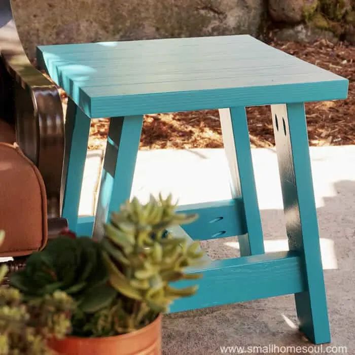 Une table d'appoint bleue