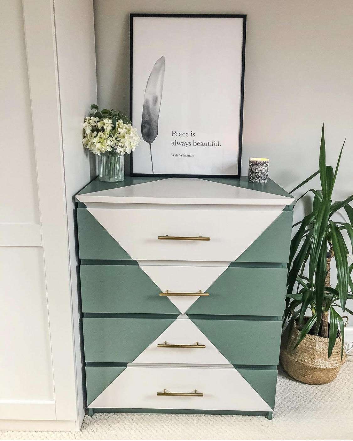 Cómoda Malm de IKEA pintada con triángulos verdes