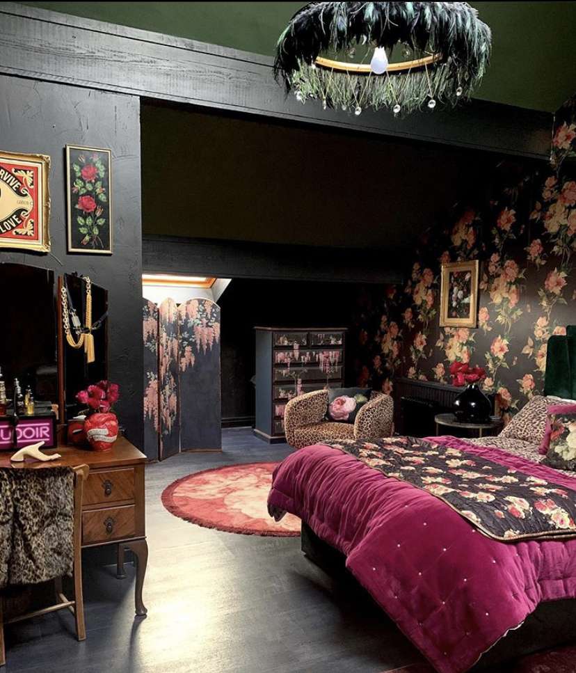 Dormitorio de color oscuro con papel pintado floral