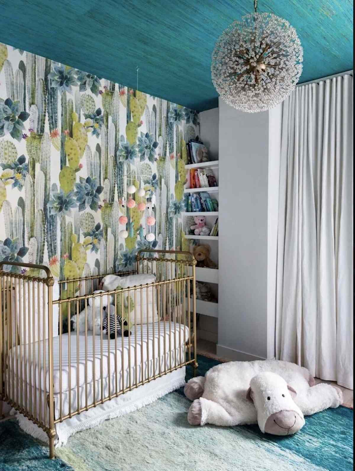 quarto de bebê azul e verde com um pequeno recanto que tem prateleiras embutidas