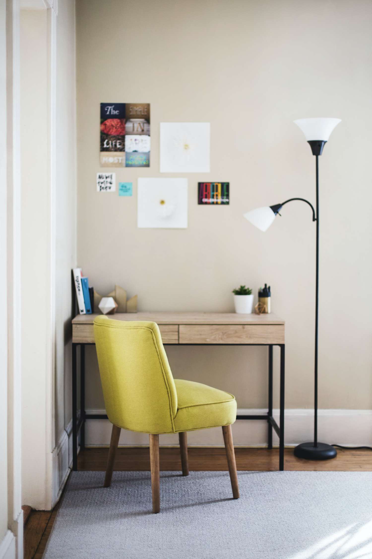 Espacio de oficina en casa en esquina con silla amarilla