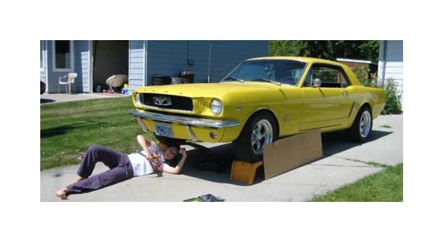 Anne of All Trades restauriert einen gelben '65 Mustang