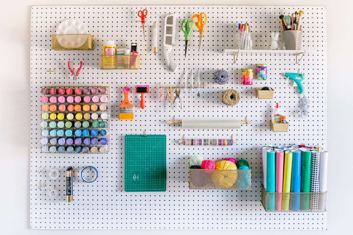 Pegboard usado em uma sala de artesanato