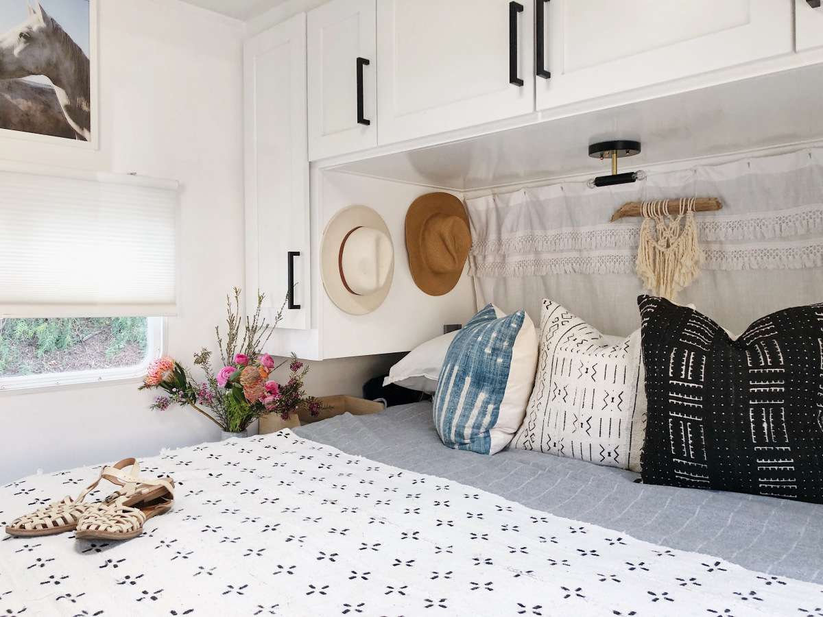 Winziges Haus Schlafzimmer mit Küchenschränken