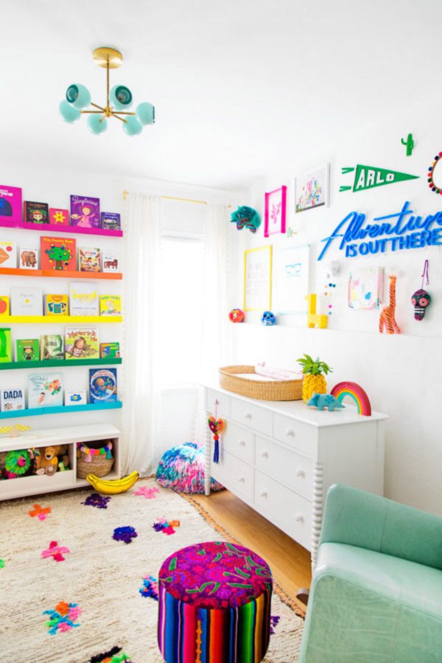 Modernes Kinderzimmer mit Regenbogenmotiven