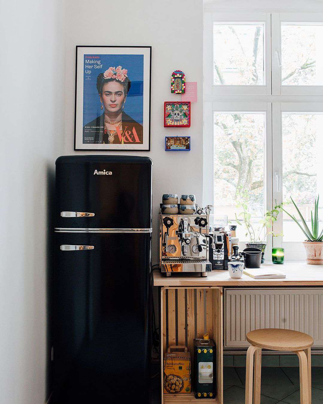schwarzer Retro-Kühlschrank