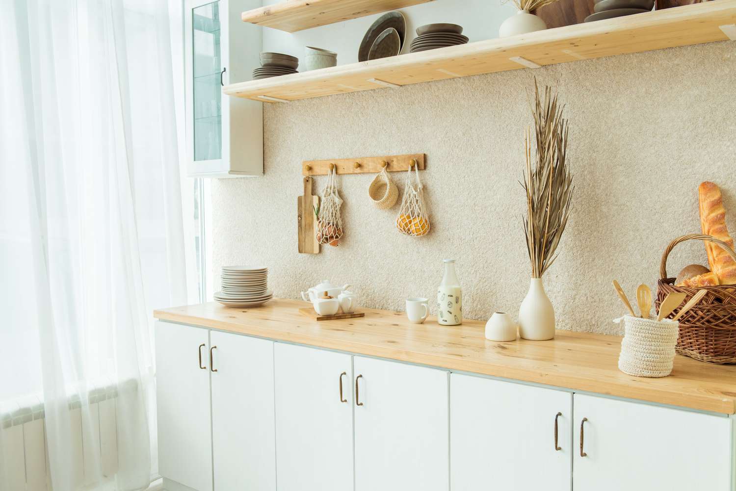 Intérieur de cuisine de style rustique. Meubles blancs et décor en bois dans l'intérieur lumineux d'un cottage