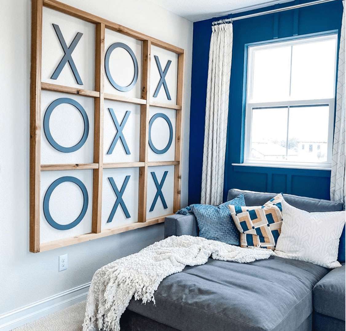 Sala de estar com parede azul-marinho
