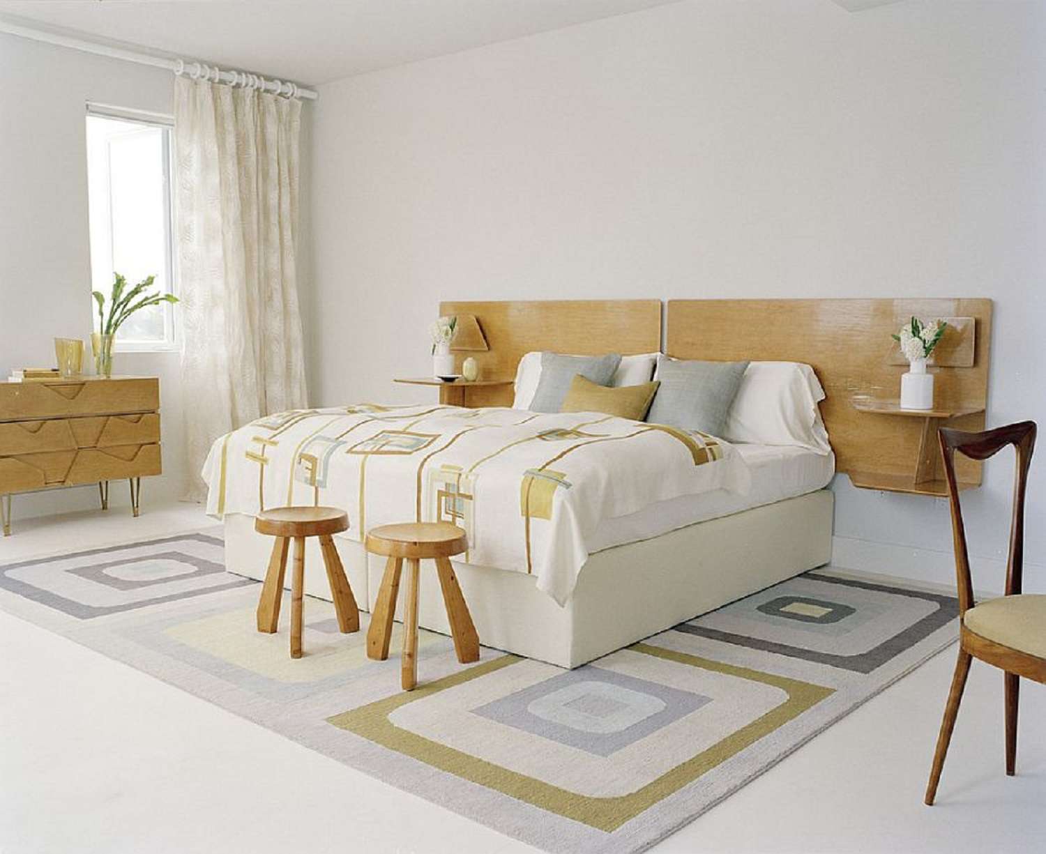 quarto moderno com cabeceira de madeira