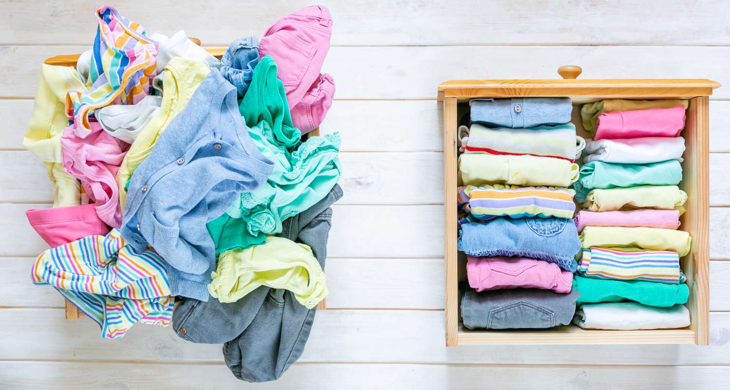 Conceito do método de arrumação Marie Kondo - antes e depois da gaveta de roupas infantis