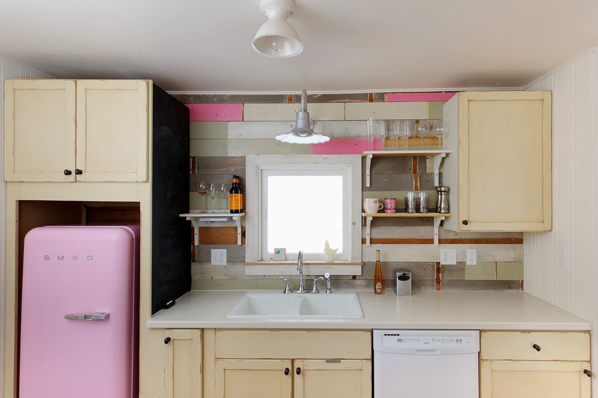 cocina retro con nevera rosa