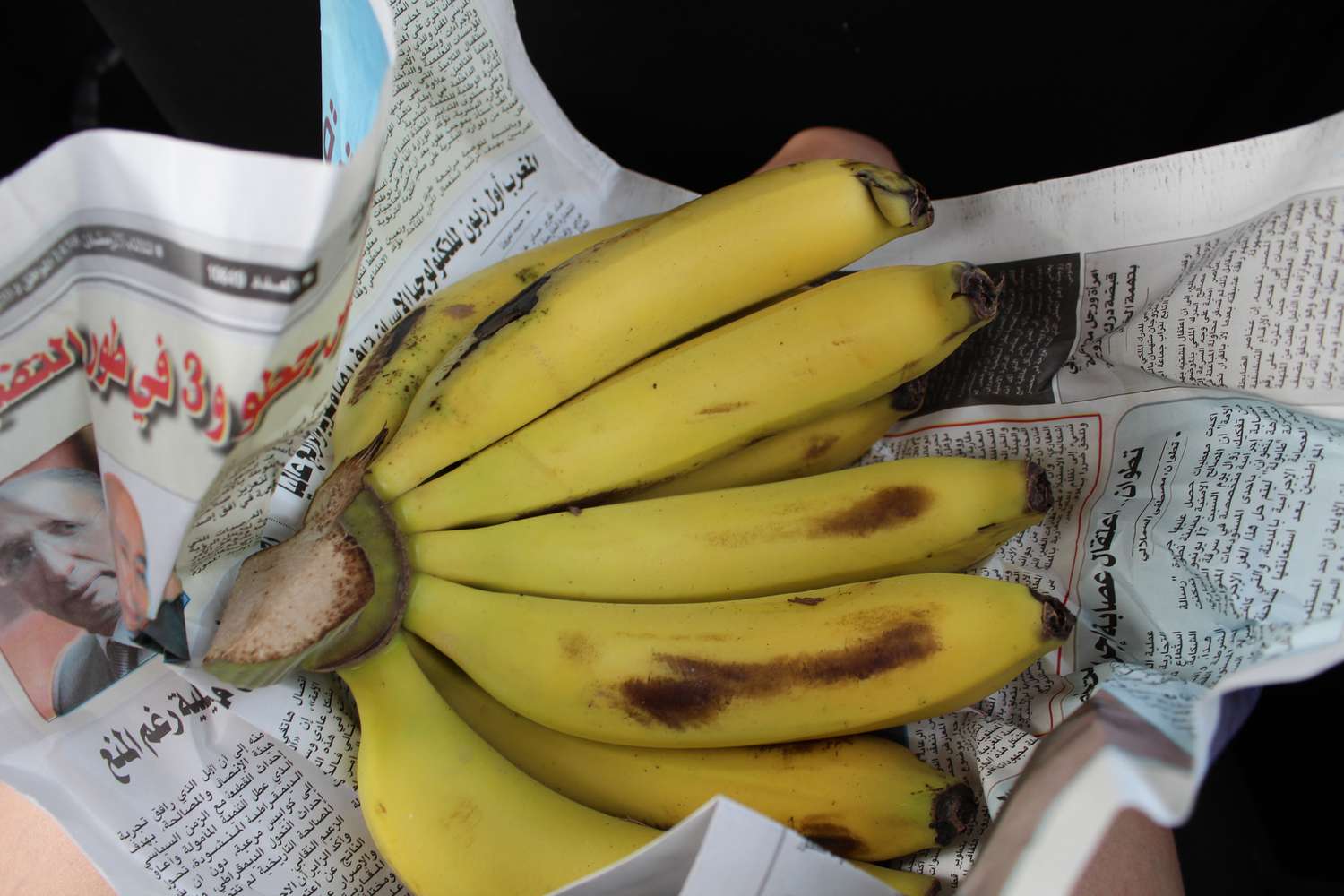 Bananen in Zeitungspapier einwickeln, damit sie besser reifen