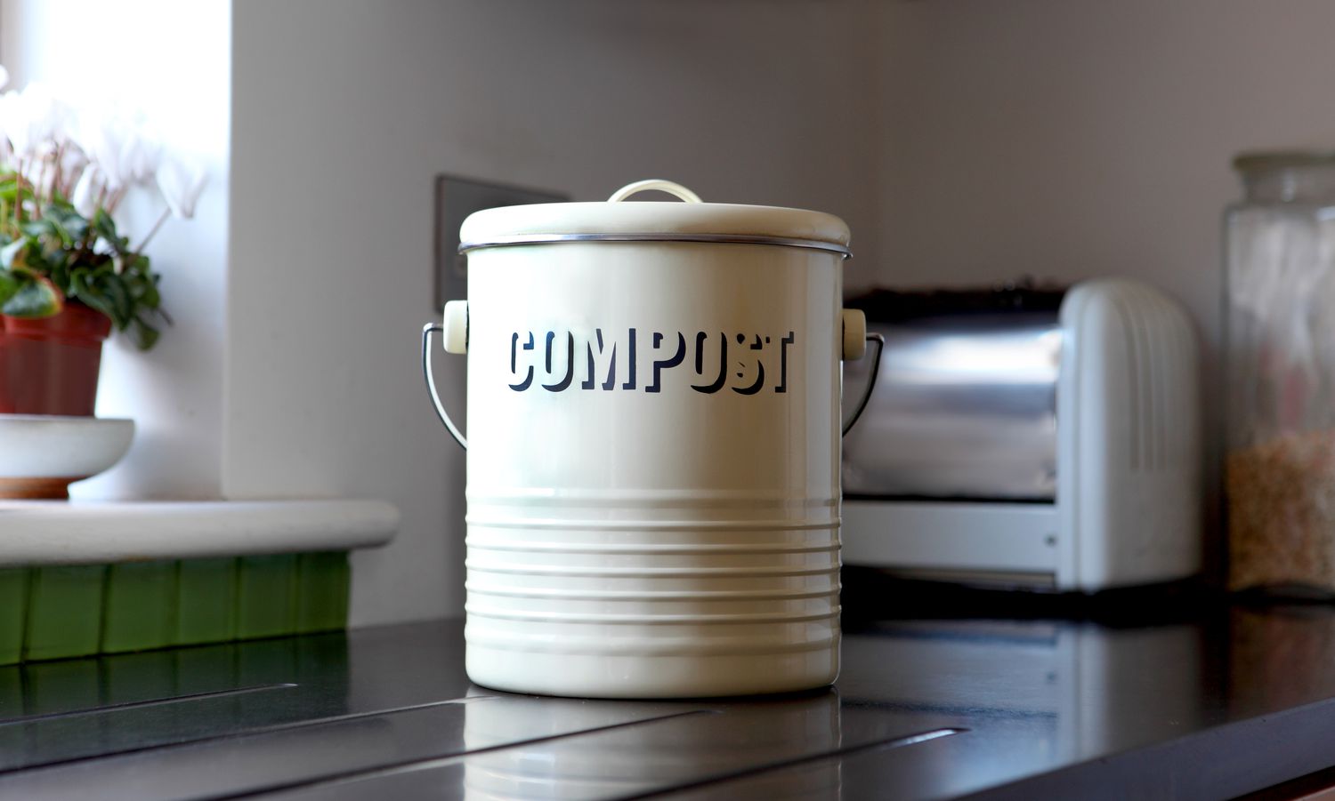 Un cubo de compostaje en una cocina