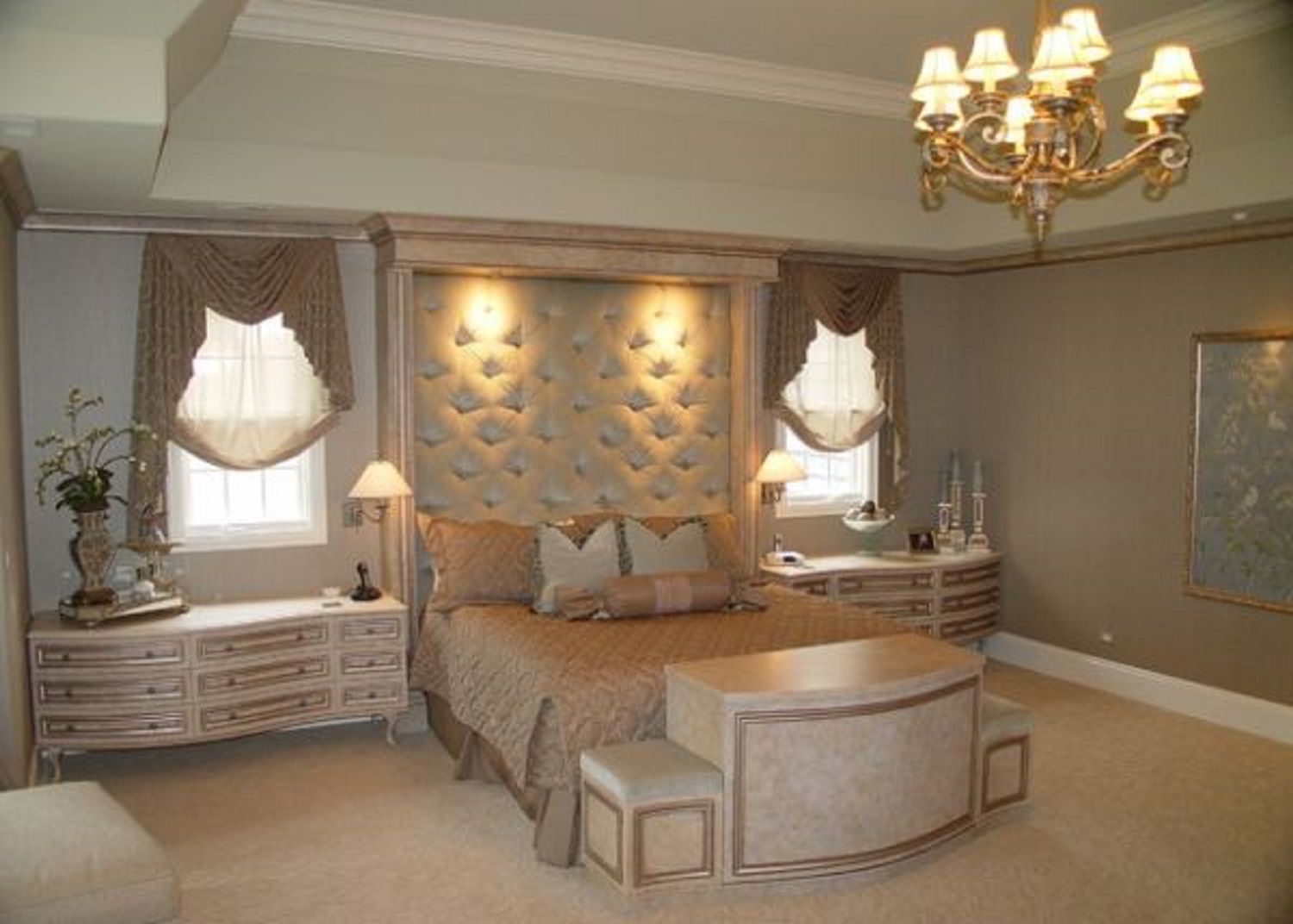 Luxuriöses goldenes Schlafzimmer mit üppigem Kopfteil und gerüschten Fenstertapeten