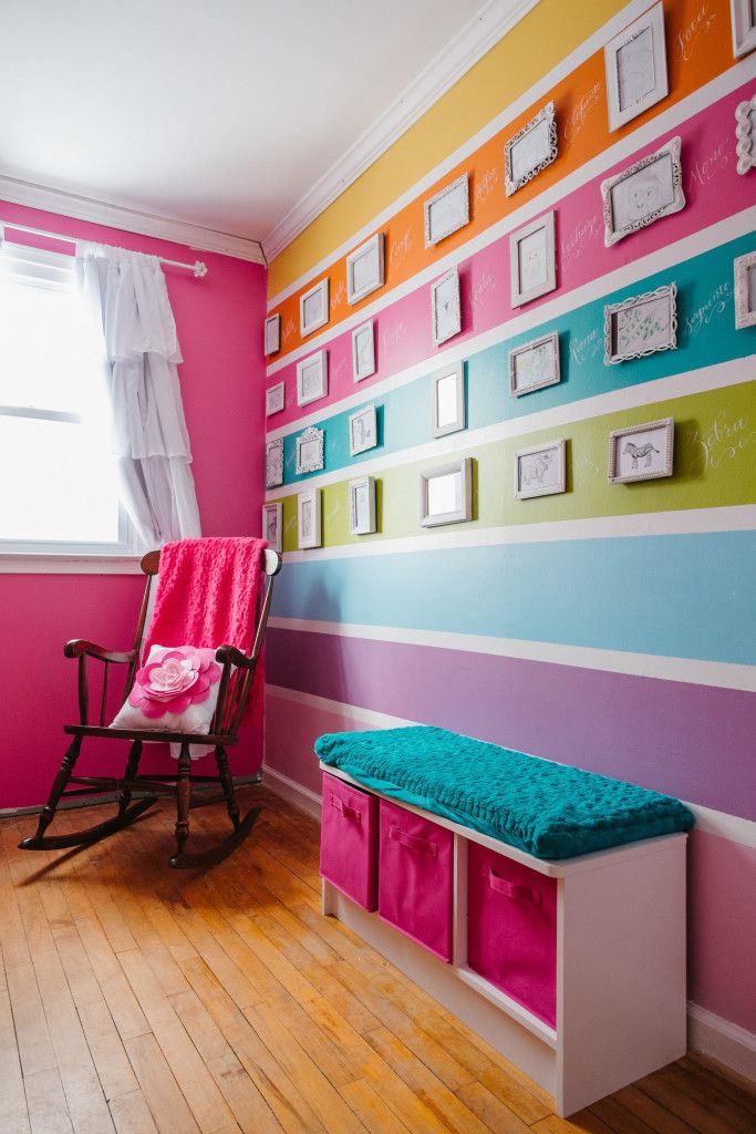 Farbenfrohes Kinderzimmer mit Akzentwand im Bonbonstreifenmuster