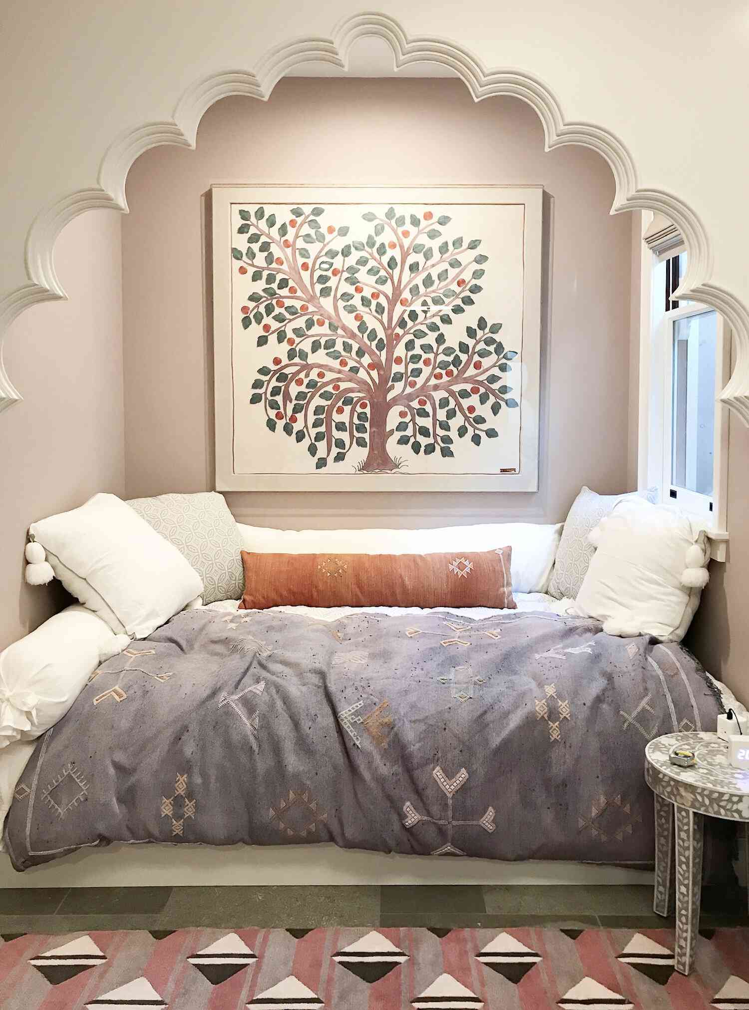 quarto infantil de inspiração pastel com esquema de cores verde, roxo e laranja