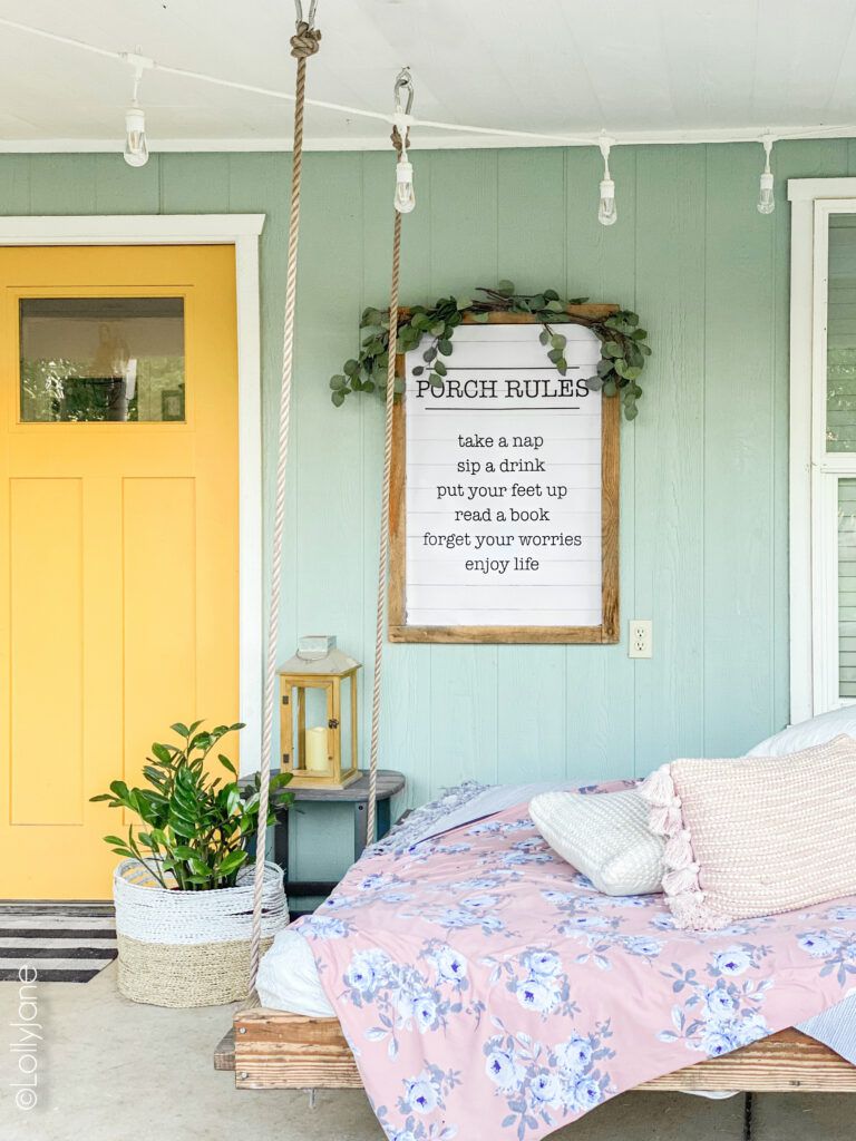 Un porche d'entrée avec un lit et une porte jaune