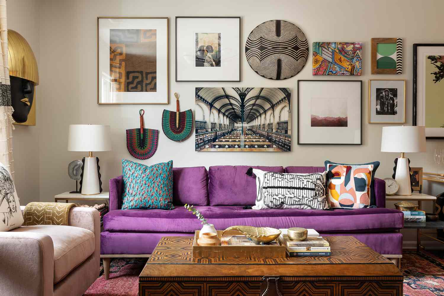  A sala de estar de Beth Diana Smith em Irvington, NJ, apresenta um sofá roxo em seu estilo eclético e maximalista