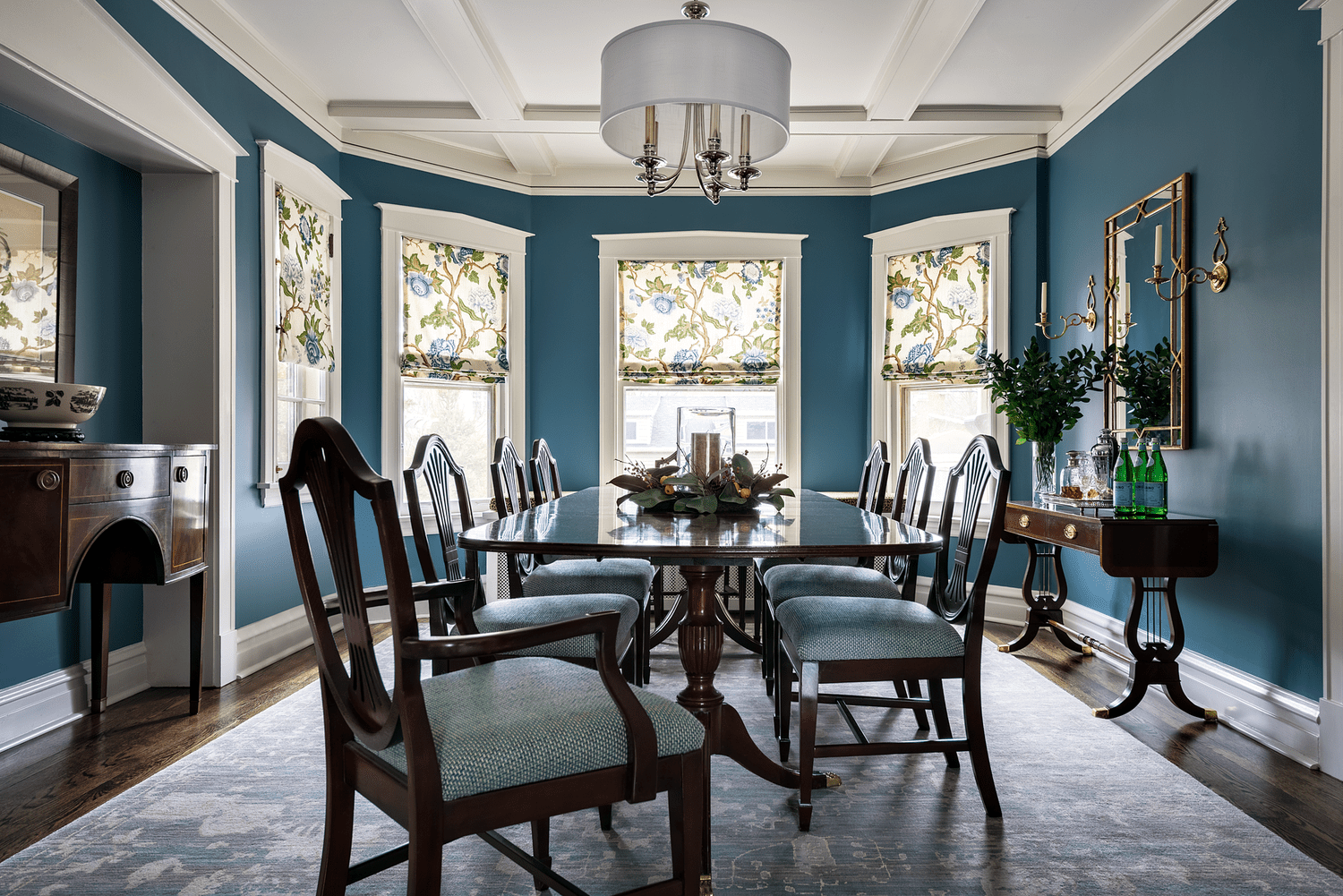 sala de jantar formal com paredes azuis e cadeiras Chippendale