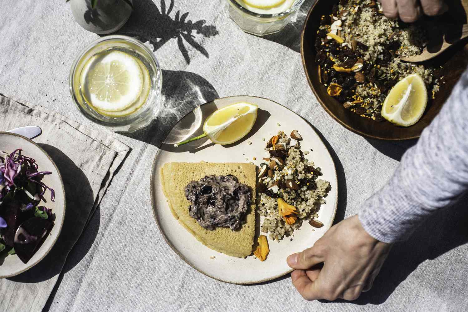 Quinoa-Pilaw mit Kapuzinerkresseblüten und Socca mit Blackbean-Hummus