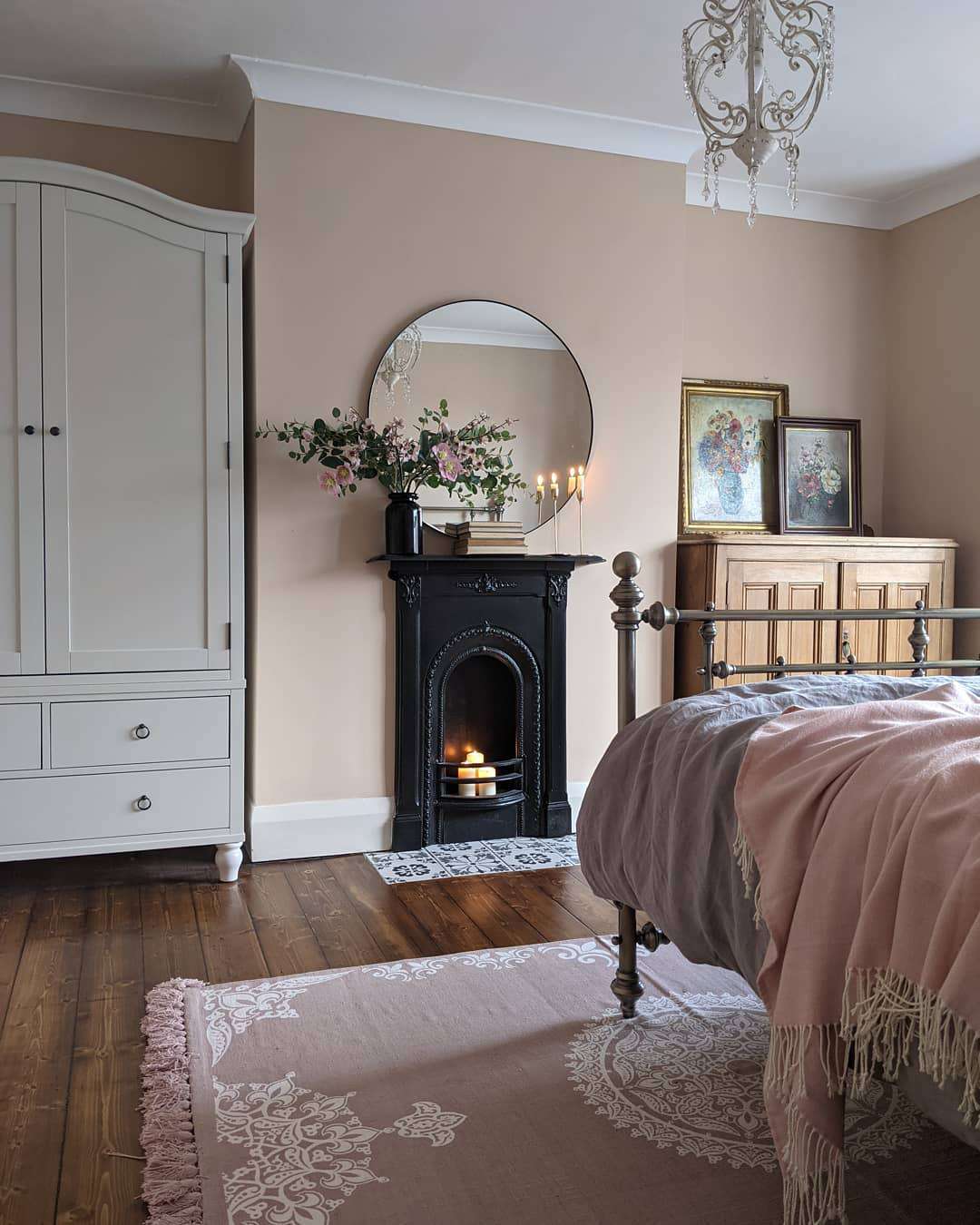 staubiges rosa Vintage-Schlafzimmer