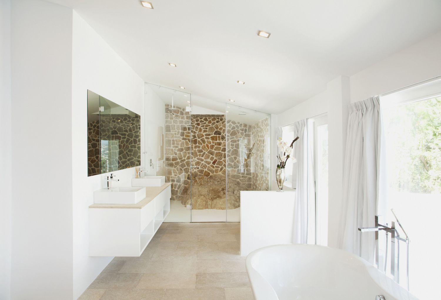 Banheiro moderno em estilo campestre francês