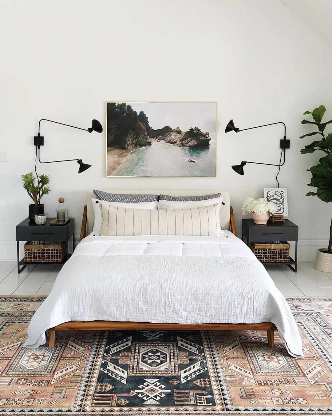 Dormitorio con foto encima de la cama