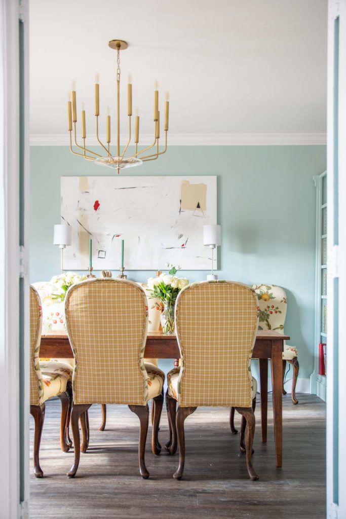 salle à manger bleue avec des pièces anciennes