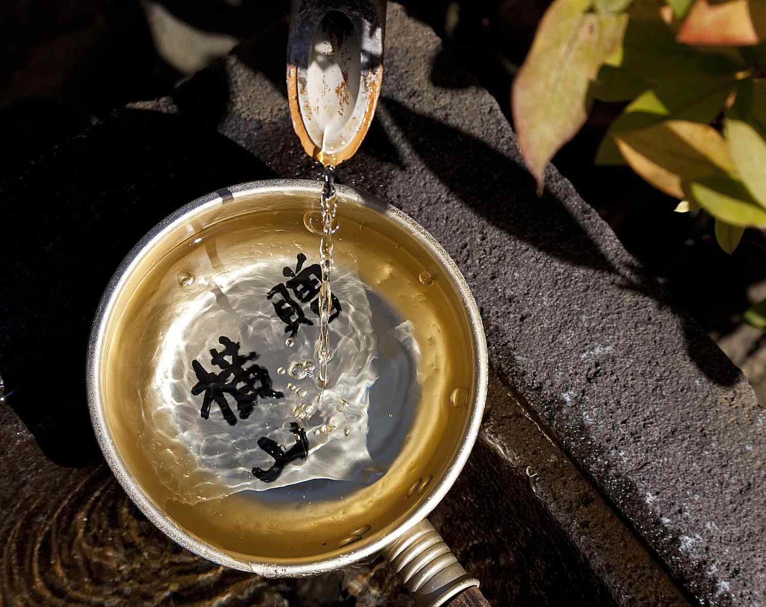 Fontaine avec caractères chinois