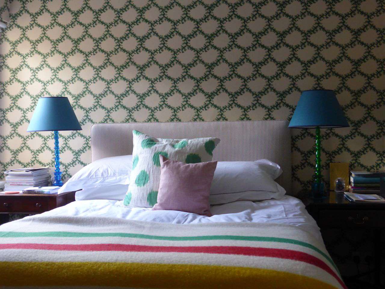 estampado y color animan un dormitorio pequeño
