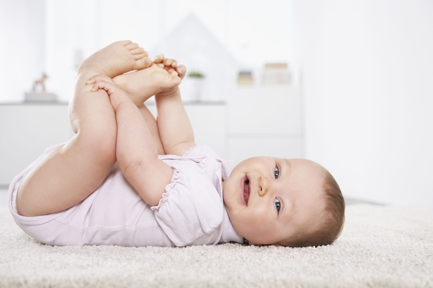 bebé sobre alfombra