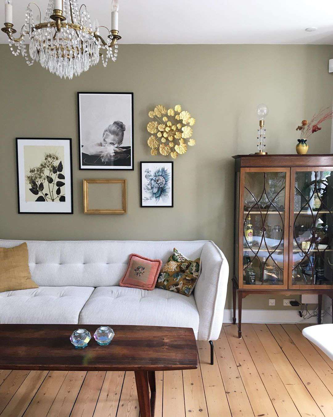Salon avec murs oliviers et meubles en bois