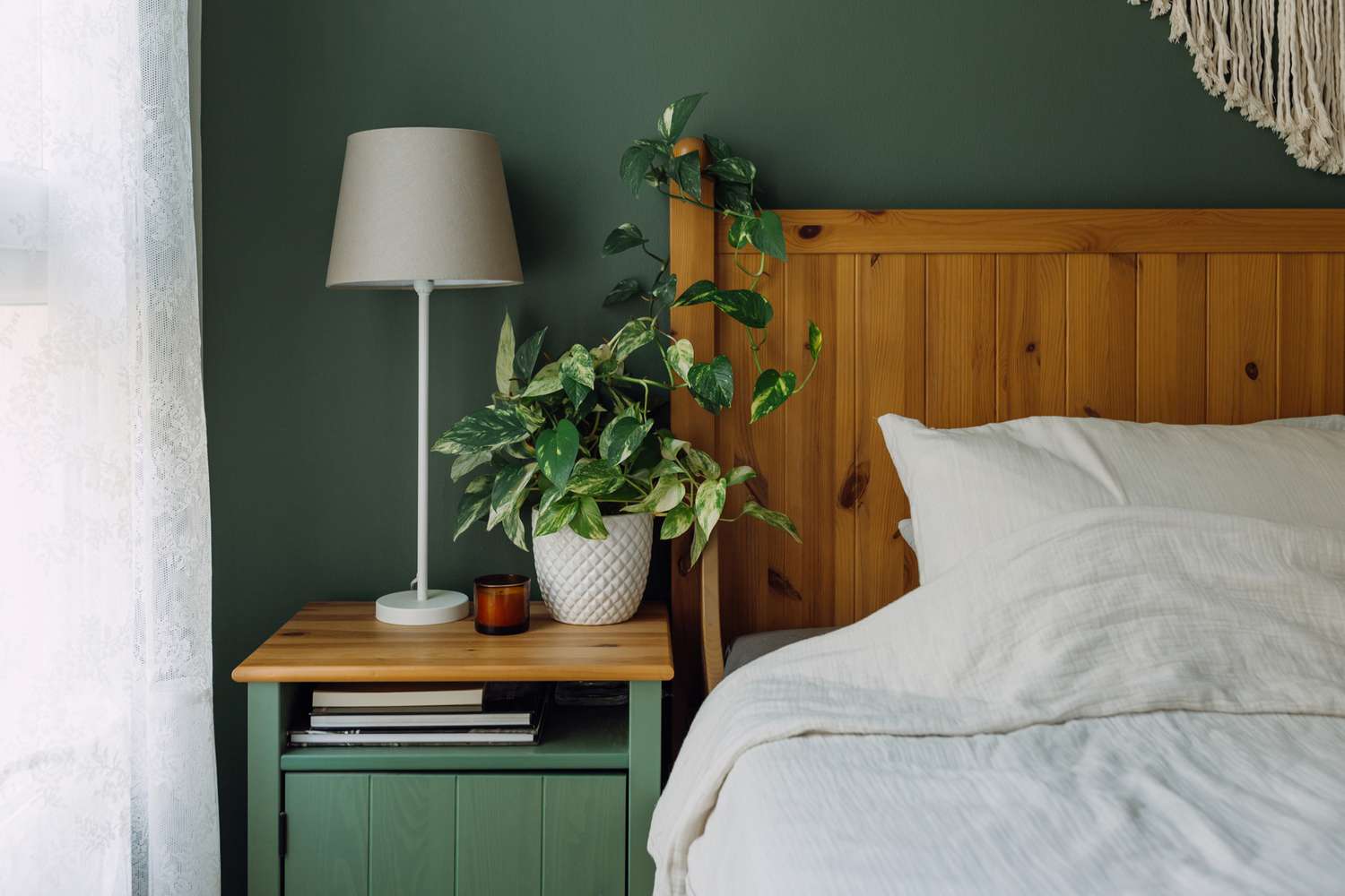 Rauchgrüne Wandfarbe in einem Schlafzimmer