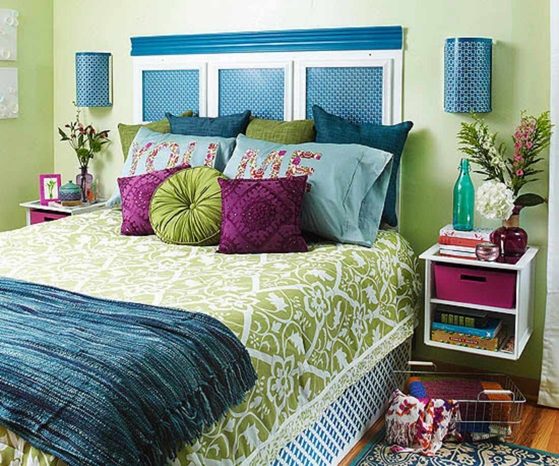 Adorable dormitorio morado, verde y azul.