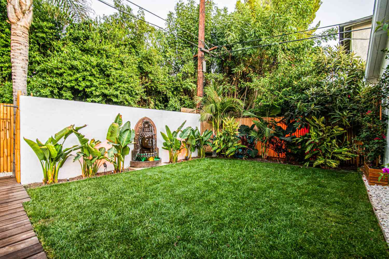 Espacio exterior con una fuente de agua de Buda