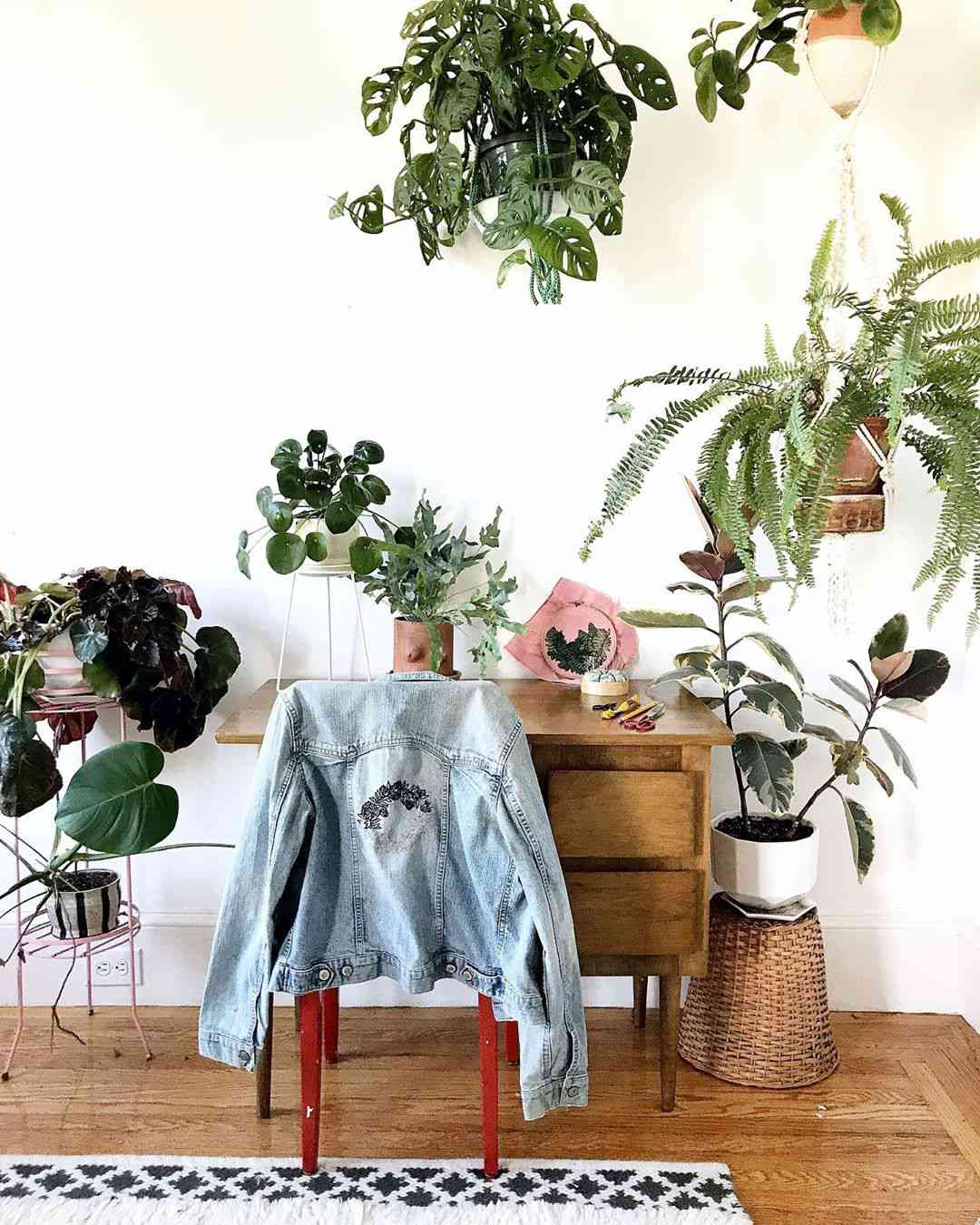 Schreibtisch mit Pflanzen drum herum