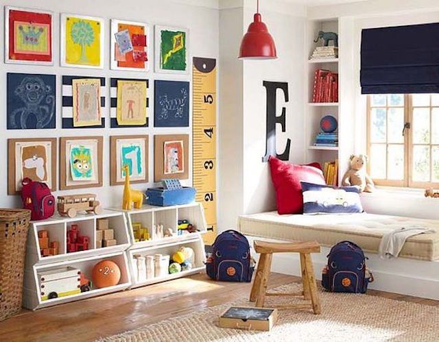 quarto infantil com arte de parede de cortiça e decorações coloridas