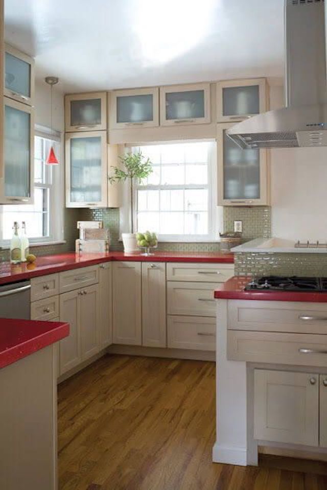 weiße Küche mit leuchtend roten Arbeitsplatten